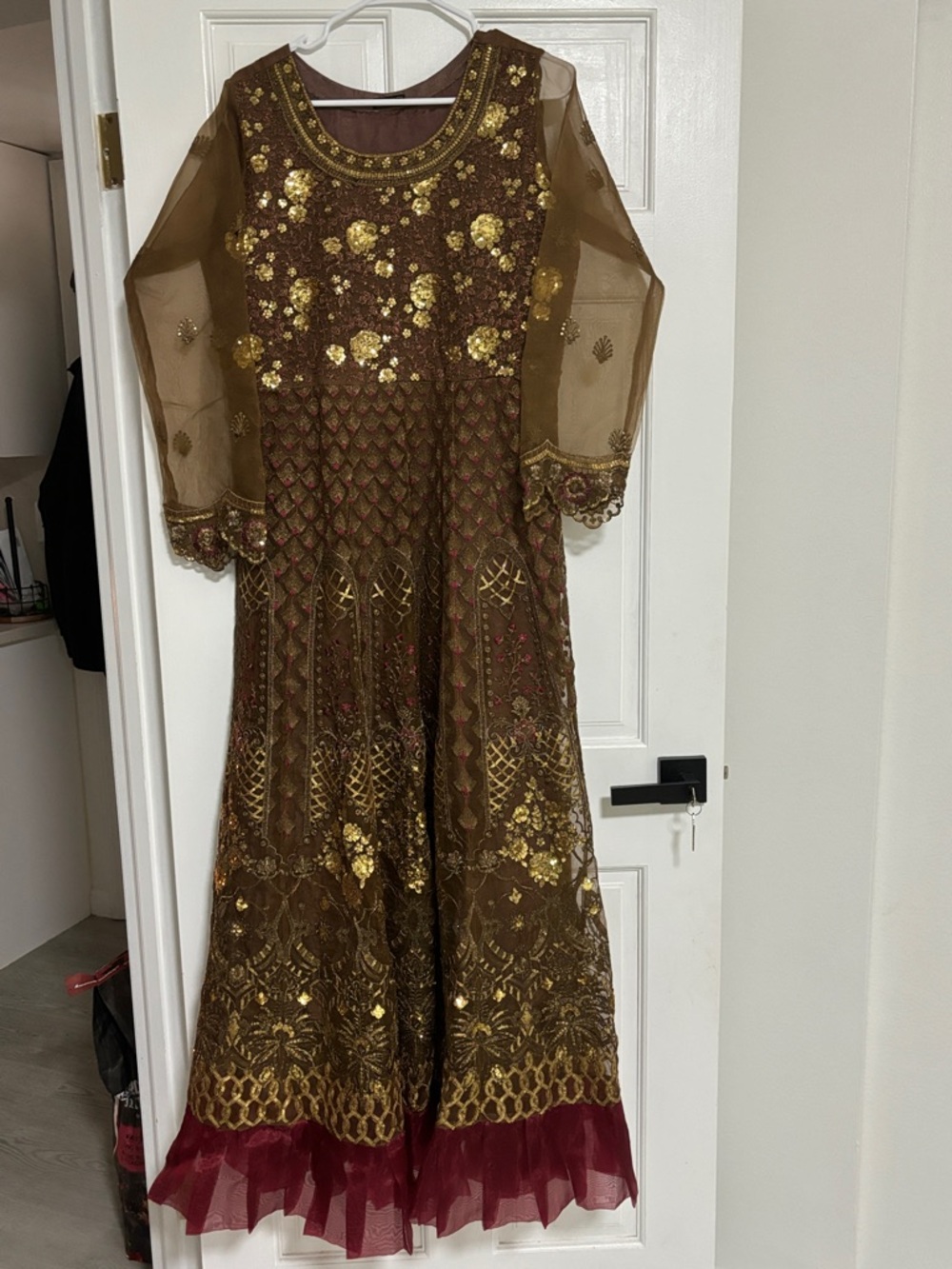 Elegant Brown and Gold Embroidered Women's Dress
Used only once for 2h that’s it